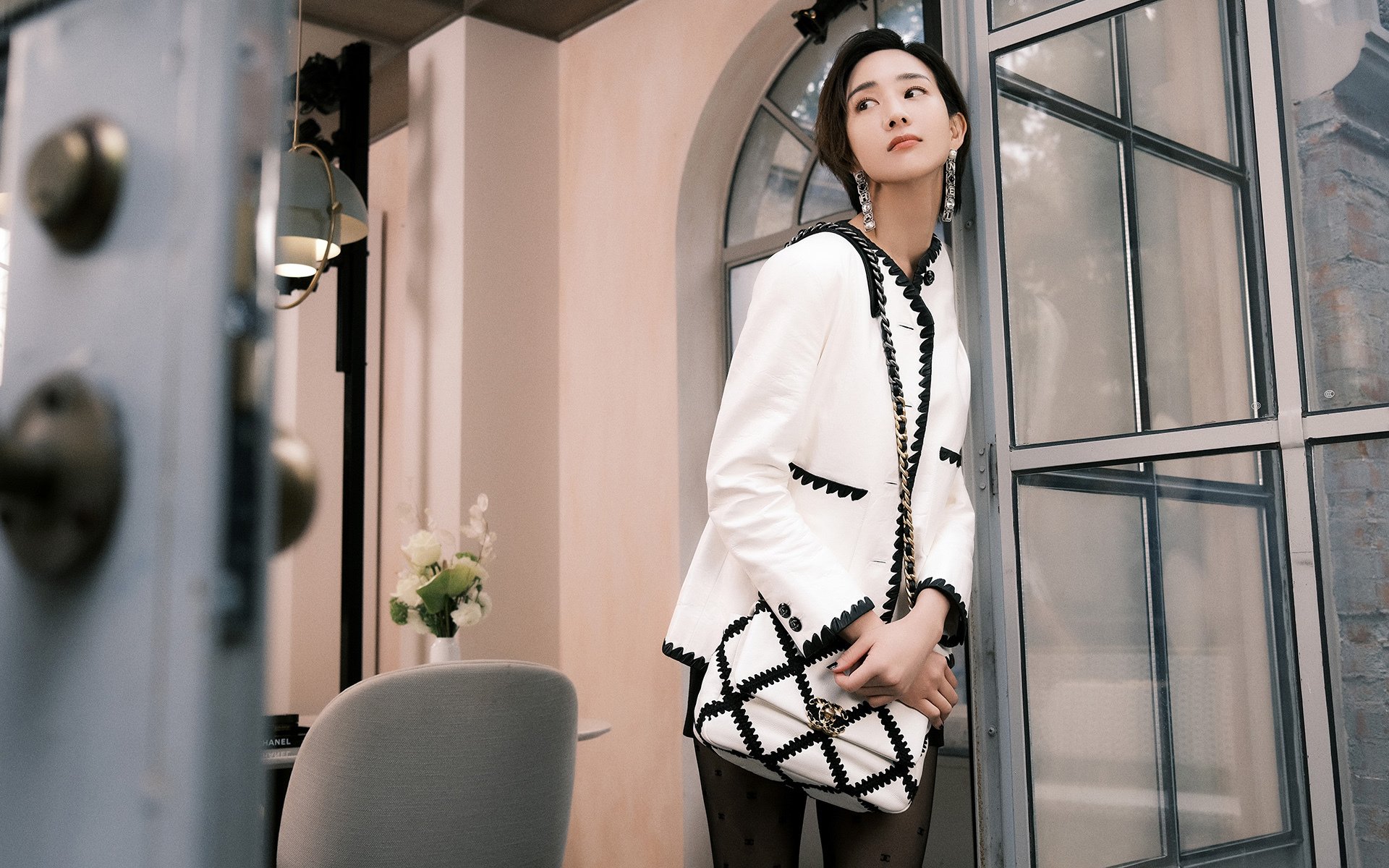 九游娱乐-惊险的比赛中，球队依靠默契合作获得胜利